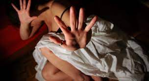 Vittima di stupro ubriaca: quale aggravante si applica agli autori della violenza?