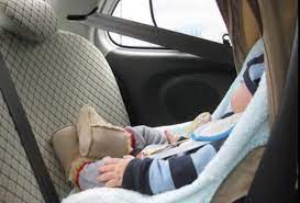Lascia la figlia di cinque anni sul sedile dell’automobile per recarsi dai Carabinieri: è abbandono di minore.